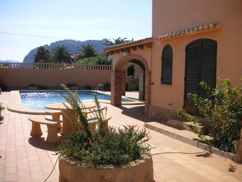 Sonnenterrassen beim Freibad mit Bergblick