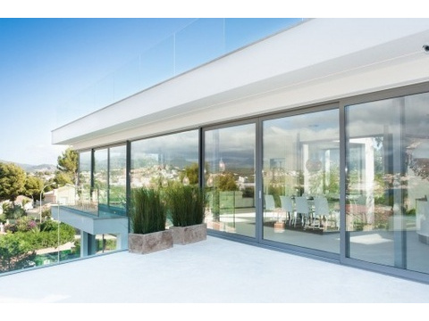 Große Glasfront mit Balkon