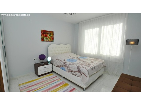 Neu möblierte zwei Zimmer Wohnung in super Luxus Anlage ()