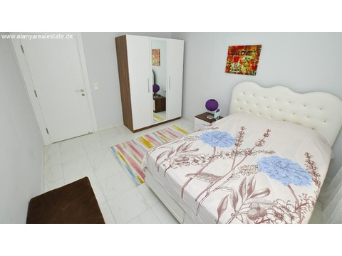 Neu möblierte zwei Zimmer Wohnung in super Luxus Anlage ()