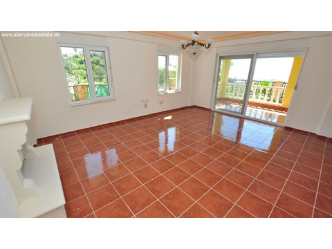 TOP ANGEBOT Geräumige Villa mit tollem Meerblick und gemeinschaftlichem Pool ()
