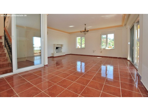 TOP ANGEBOT Geräumige Villa mit tollem Meerblick und gemeinschaftlichem Pool ()