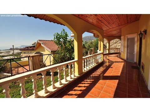 TOP ANGEBOT Geräumige Villa mit tollem Meerblick und gemeinschaftlichem Pool ()