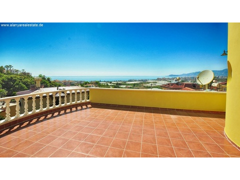 TOP ANGEBOT Geräumige Villa mit tollem Meerblick und gemeinschaftlichem Pool ()