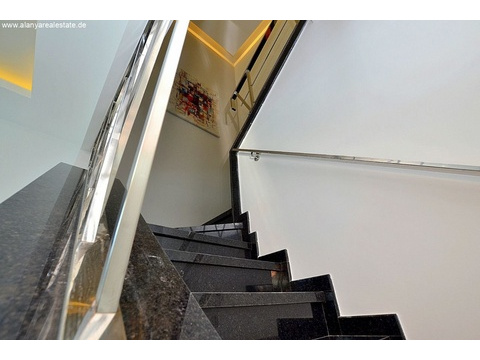 Drei Zimmer Duplex Penthaus Wohnung in super Luxus Residence