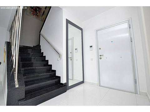 Drei Zimmer Duplex Penthaus Wohnung in super Luxus Residence