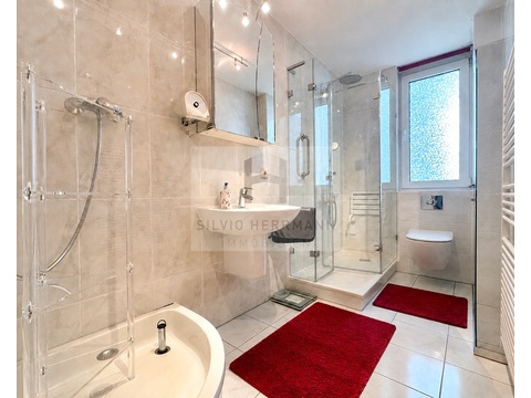 Badezimmer mit zwei Duschen
