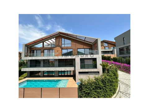 Villa kaufen, mit Stellplatz, 770 m² Wohnfläche, 8 Zimmer