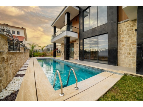 Villa kaufen, mit Stellplatz, 633 m² Grundstück, 420 m² Wohnfläche, 5 Zimmer