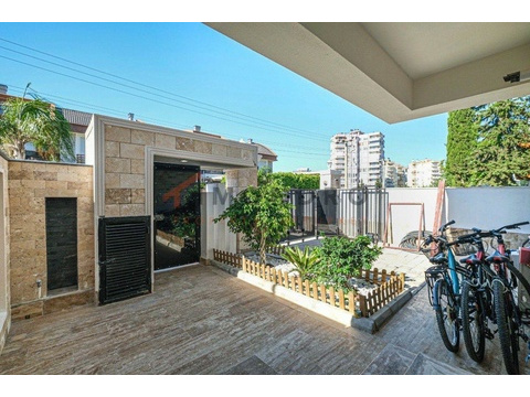 Villa kaufen in Antalya, mit Stellplatz, 240 m² Wohnfläche, 5 Zimmer