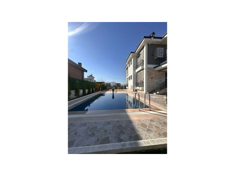 Villa kaufen, mit Stellplatz, 350 m² Grundstück, 250 m² Wohnfläche, 5 Zimmer