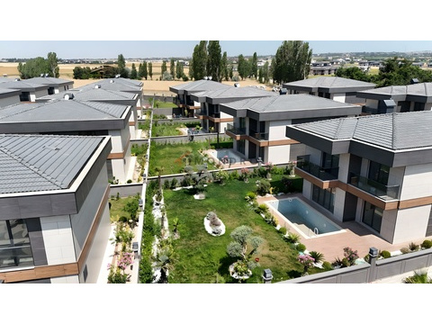 Villa kaufen, mit Stellplatz, 618 m² Grundstück, 298 m² Wohnfläche, 6 Zimmer