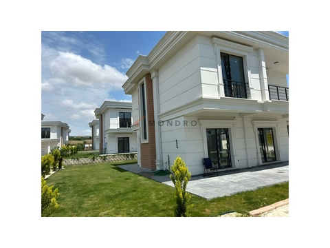 Villa kaufen, mit Stellplatz, 195 m² Wohnfläche, 4 Zimmer