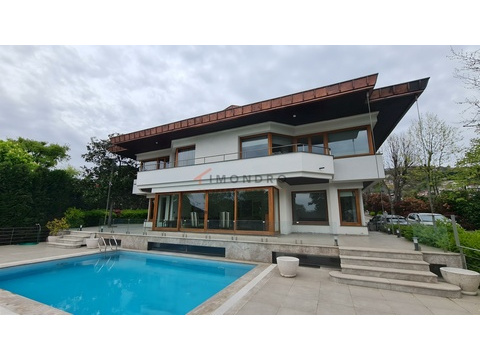 Villa kaufen, mit Stellplatz, 1.000 m² Grundstück, 700 m² Wohnfläche, 8 Zimmer