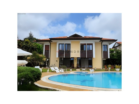 Villa kaufen, mit Stellplatz, 800 m² Wohnfläche, 8 Zimmer