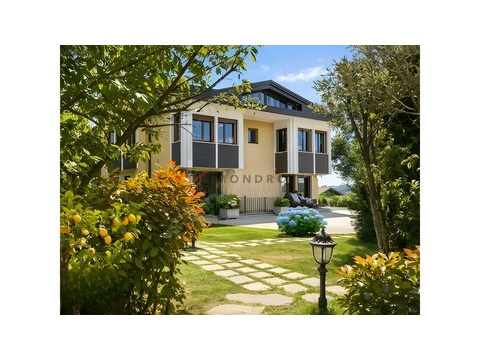 Villa kaufen, mit Garage, 1.200 m² Grundstück, 820 m² Wohnfläche, 8 Zimmer