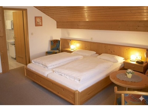 Mehrfamilienhaus kaufen in Walting, mit Stellplatz, 752 m² Grundstück, 396 m² Wohnfläche, 14 Zimmer