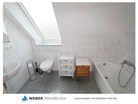 Tageslichtbad mit Wanne